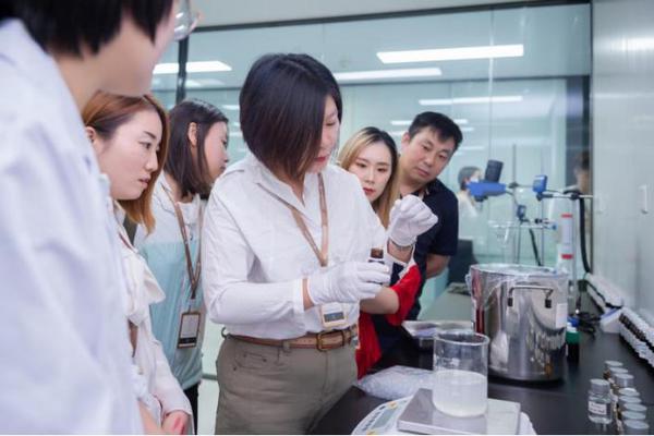 尋根殿堂級品質 麥吉麗研發工廠首啟媒體之門，擘畫國際高端護膚新圖景